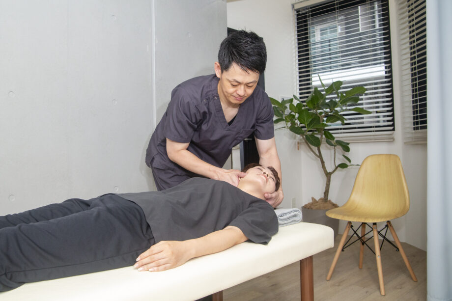 上野・稲荷町の整体院urokoBodyCareでの頚椎の矯正の様子。