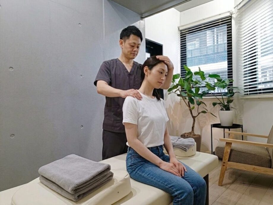 整体院urokoBodyCareでの首の検査の様子。