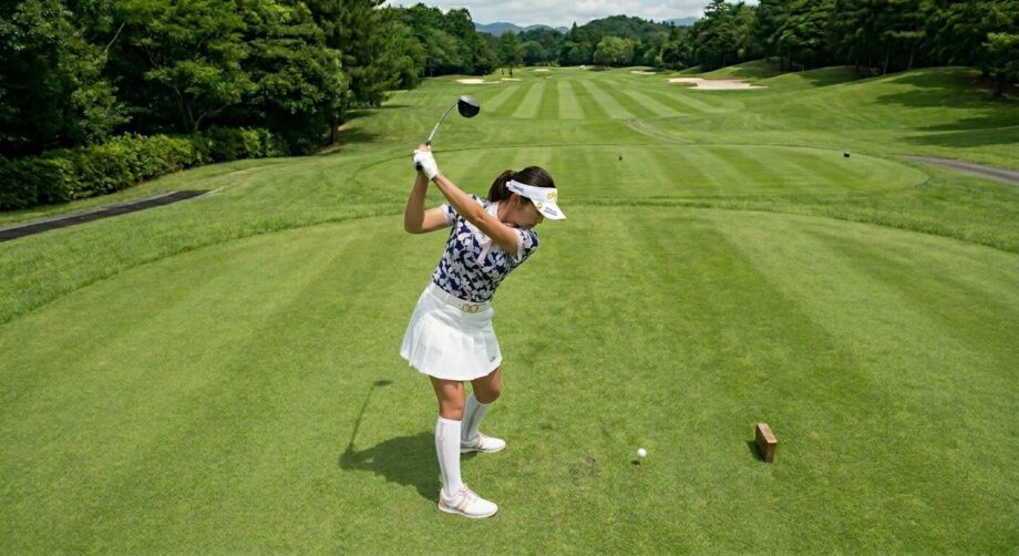 女子プロゴルファー。肋骨・胸郭のしなやかさのイメージ画像。