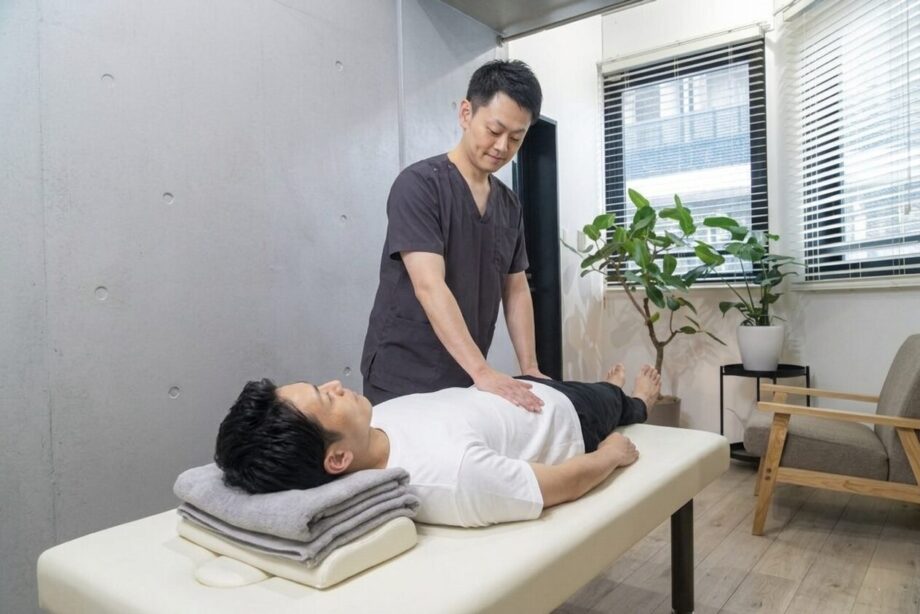 整体院urokoBodyCareでの腹斜筋への施術の様子。