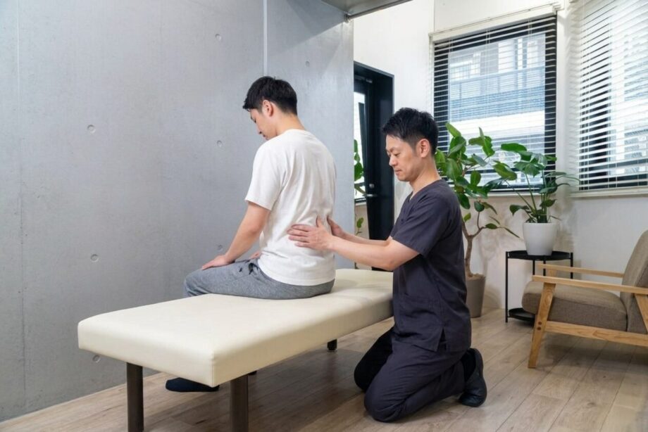 整体院urokoBodyCareで腰の状態を検査している様子。