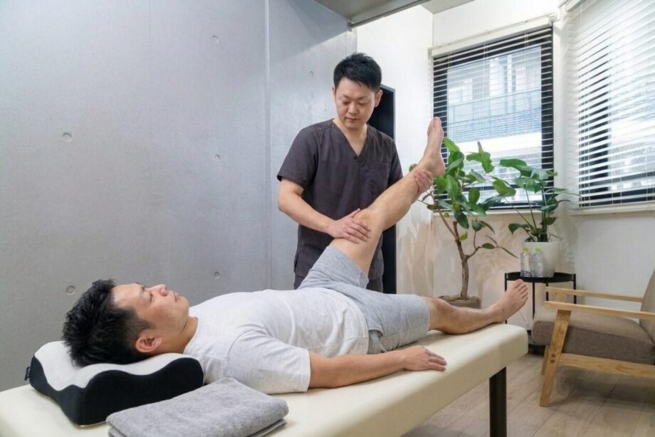整体院urokoBodyCareで股関節のチェックをする様子。