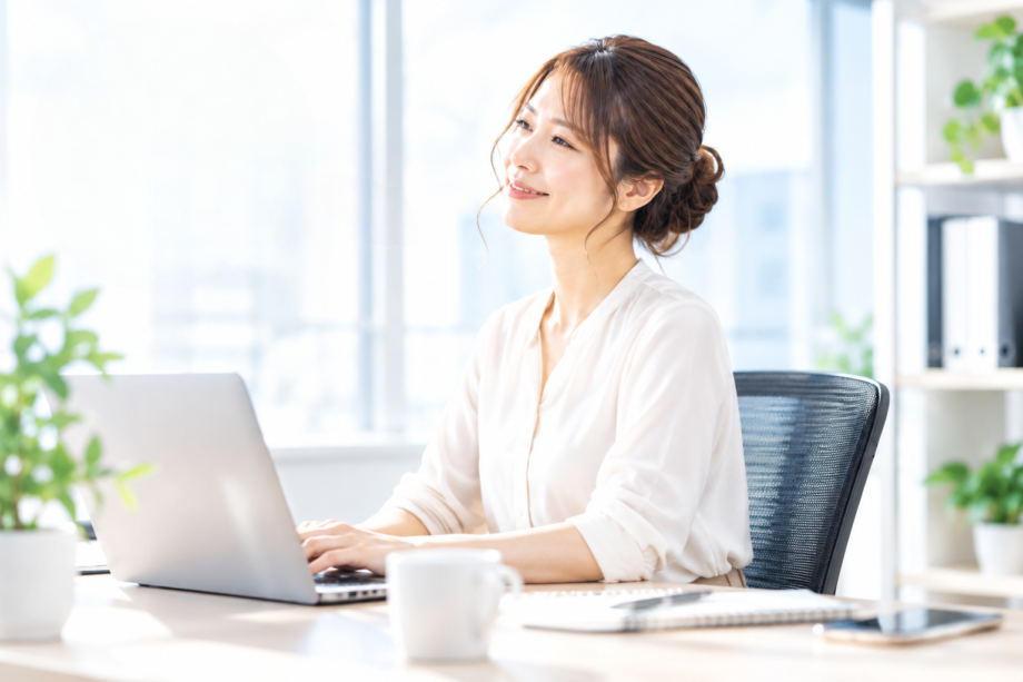 腰の痛みがなくなり快適に仕事をする女性の様子