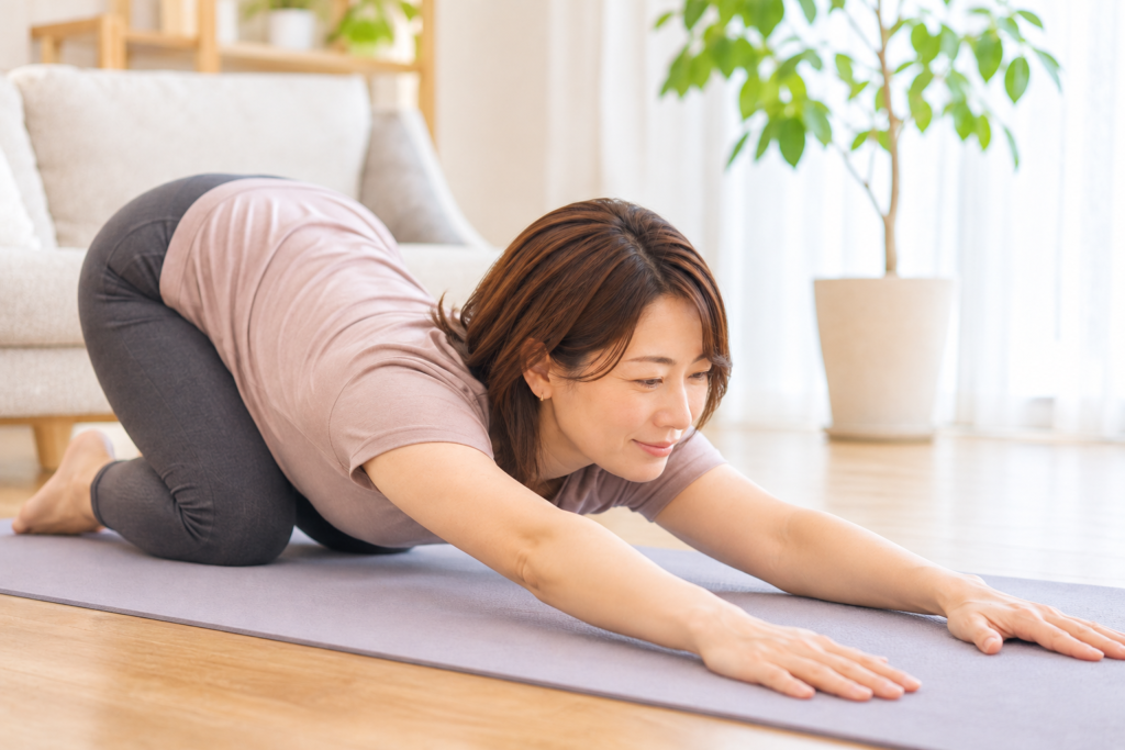 姿勢改善のために自宅でエクササイズをする女性