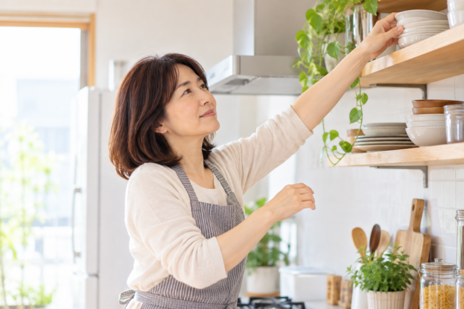 肩を動かしている女性の画像